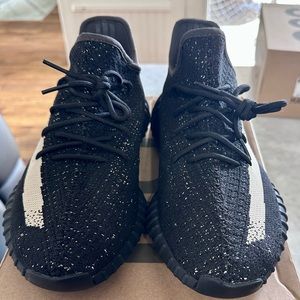 Yeezy 350 V2 Oreo, size 9, never worn.